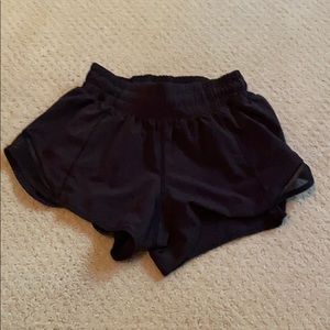 Lululemon black shorts ”hottie hot shorts”
